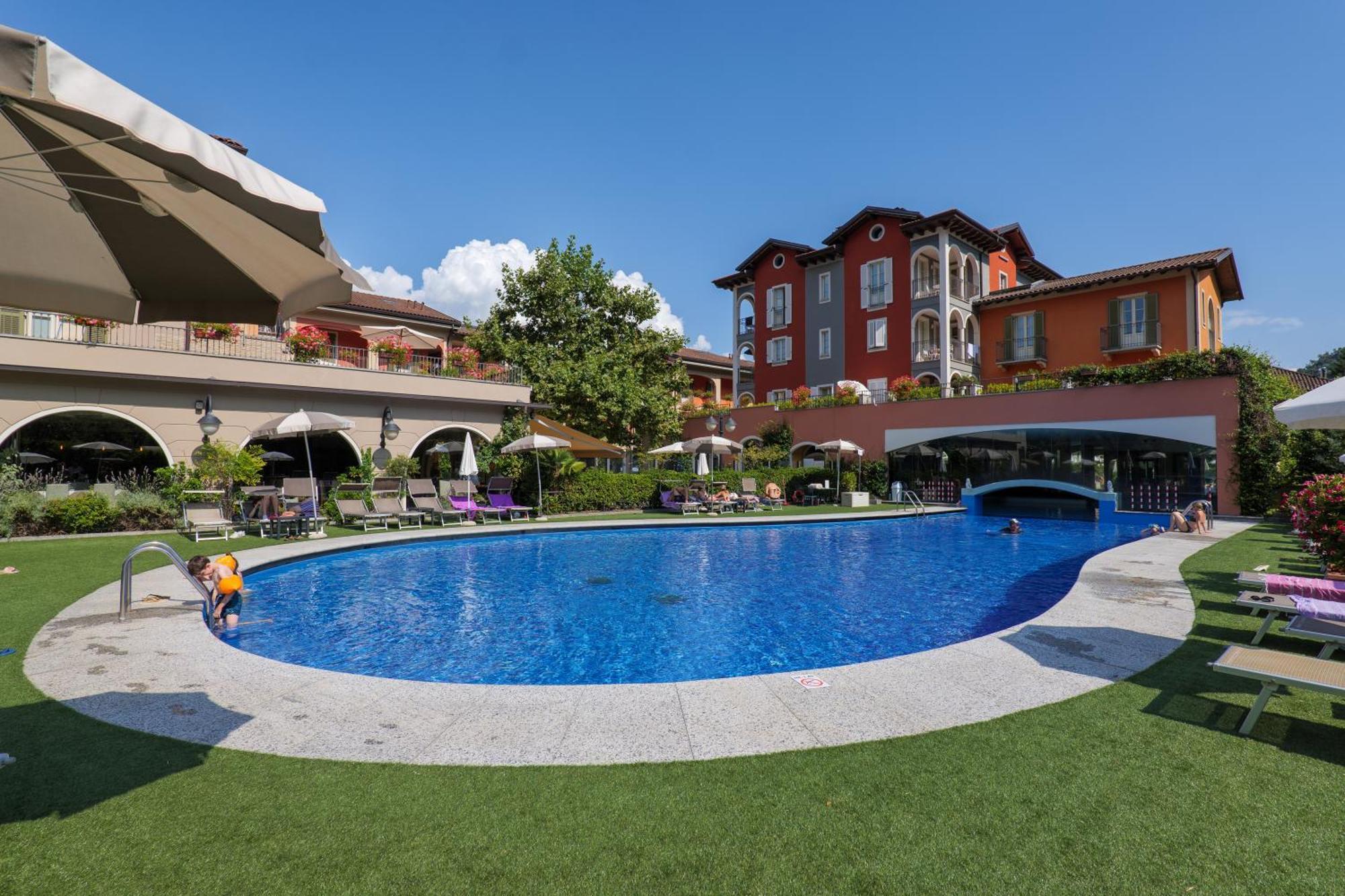 Aquazzurra Resort & Aparthotel Канобио Екстериор снимка